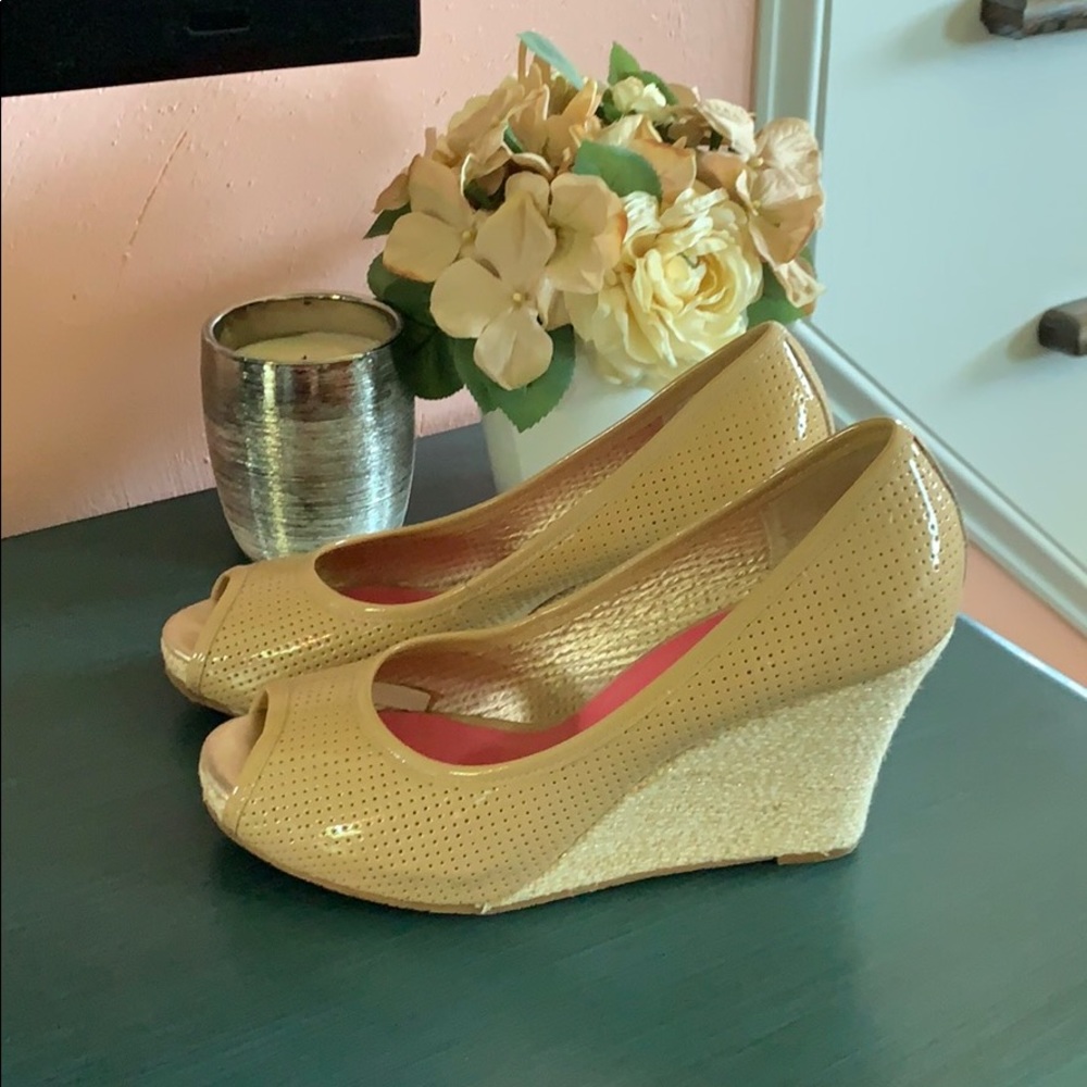 Fabulous Lilly Pulitzer tan wedges size 8.5